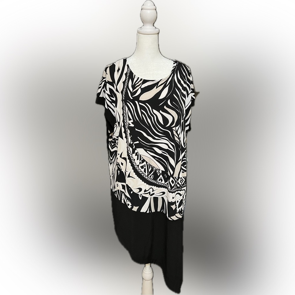 P2 CHICOS LADIES TUNIC IN SIZE 3.  Black, tan and white in color.